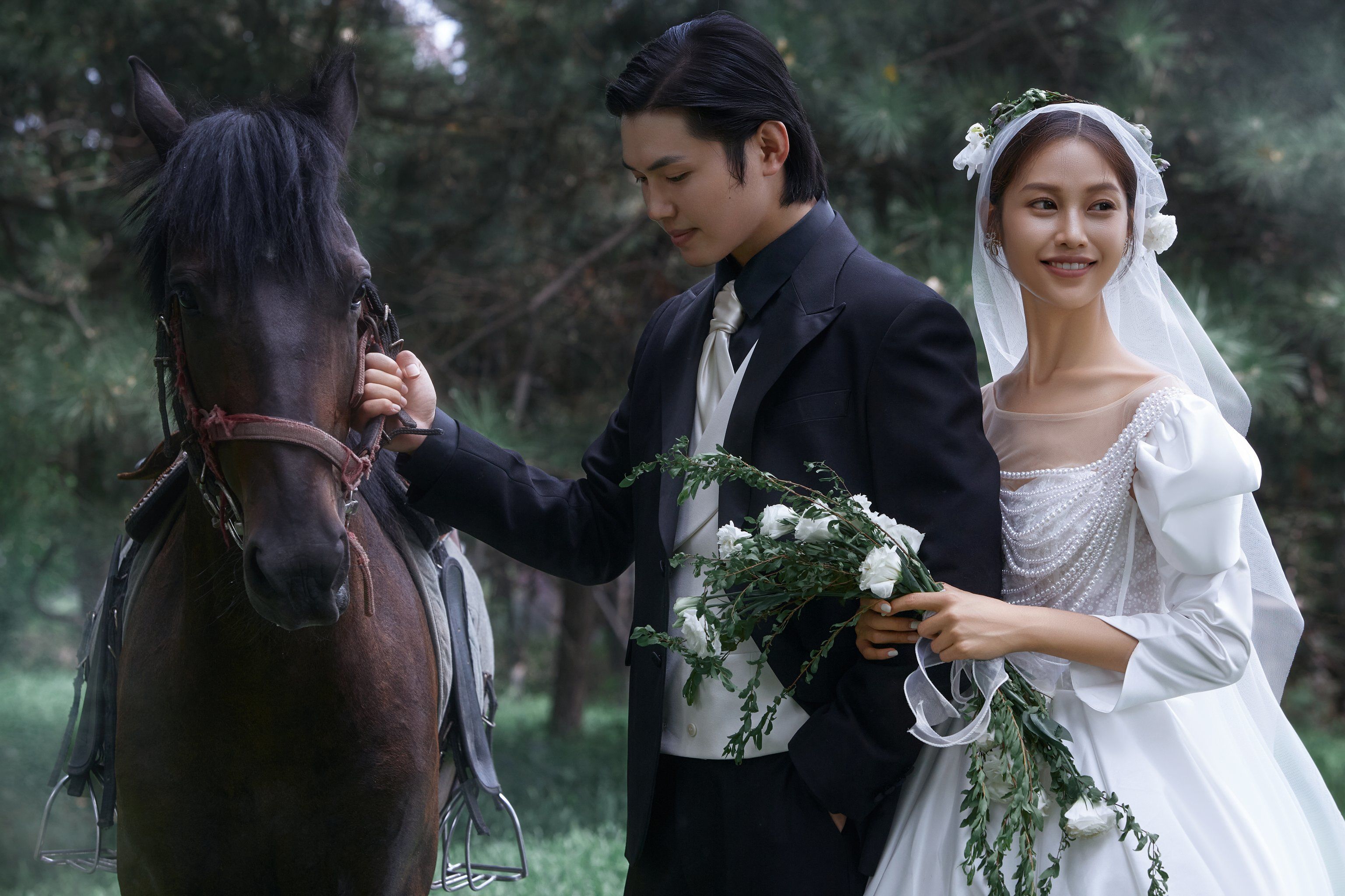 童话在逃公主系列绝美的森系马场婚纱照