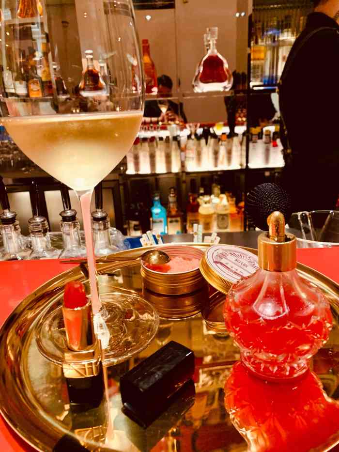 blends by hennessy-"94环境整个bar的面积不大不小但空.