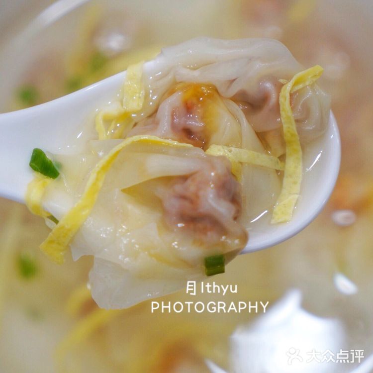 好吃蟹黄汤包咬一口会爆浆