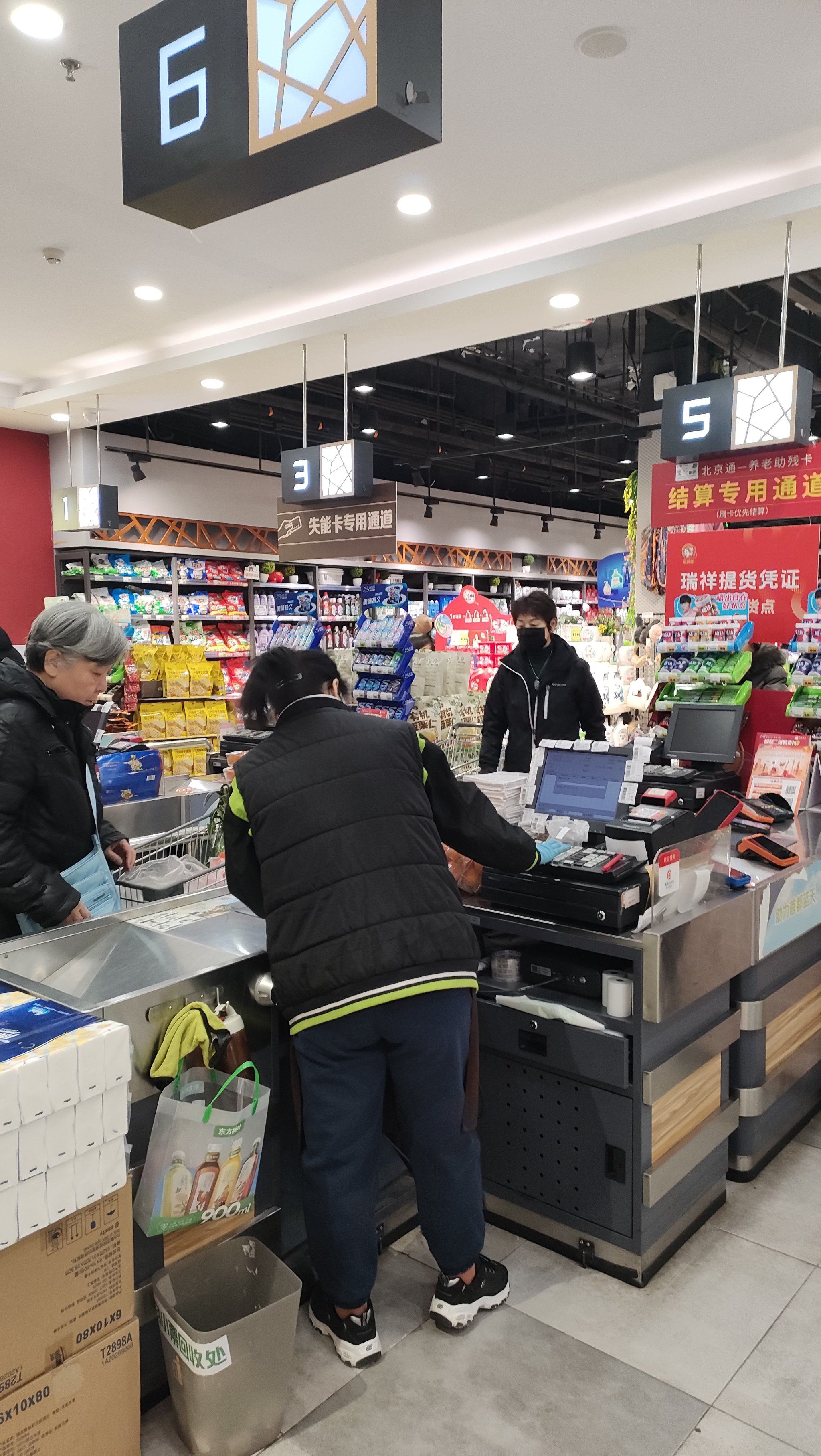 0元玩转这座城超市发玉泉路店有两层,店面虽然不算很大,但是也算不小