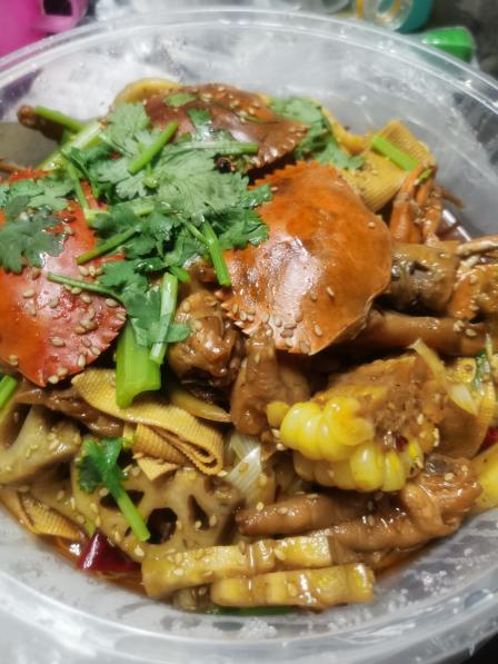 好久没有吃肉蟹煲了,前几天点了一个外卖～只把里面鸡爪和螃蟹吃掉了