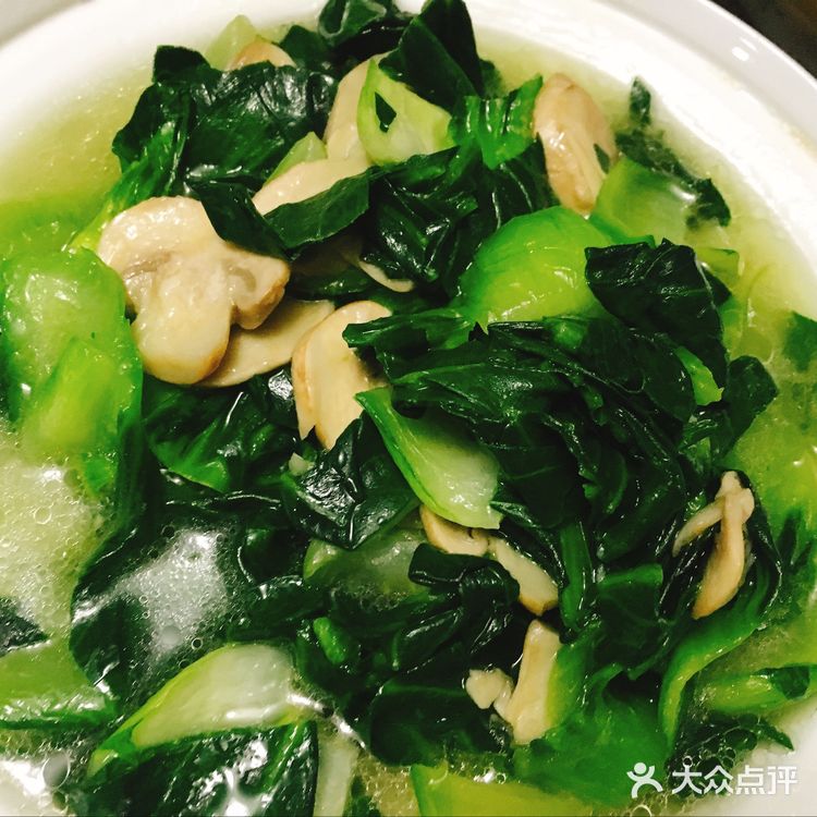 肥膘切成丁 2.加热锅子，滑锅下入猪油，炒到七分熟