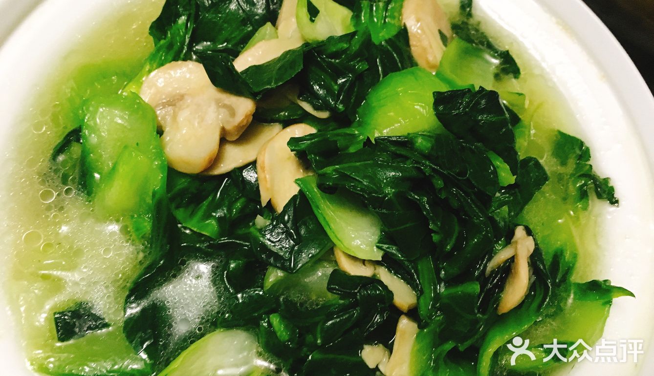 肥膘切成丁 2.加热锅子，滑锅下入猪油，炒到七分熟