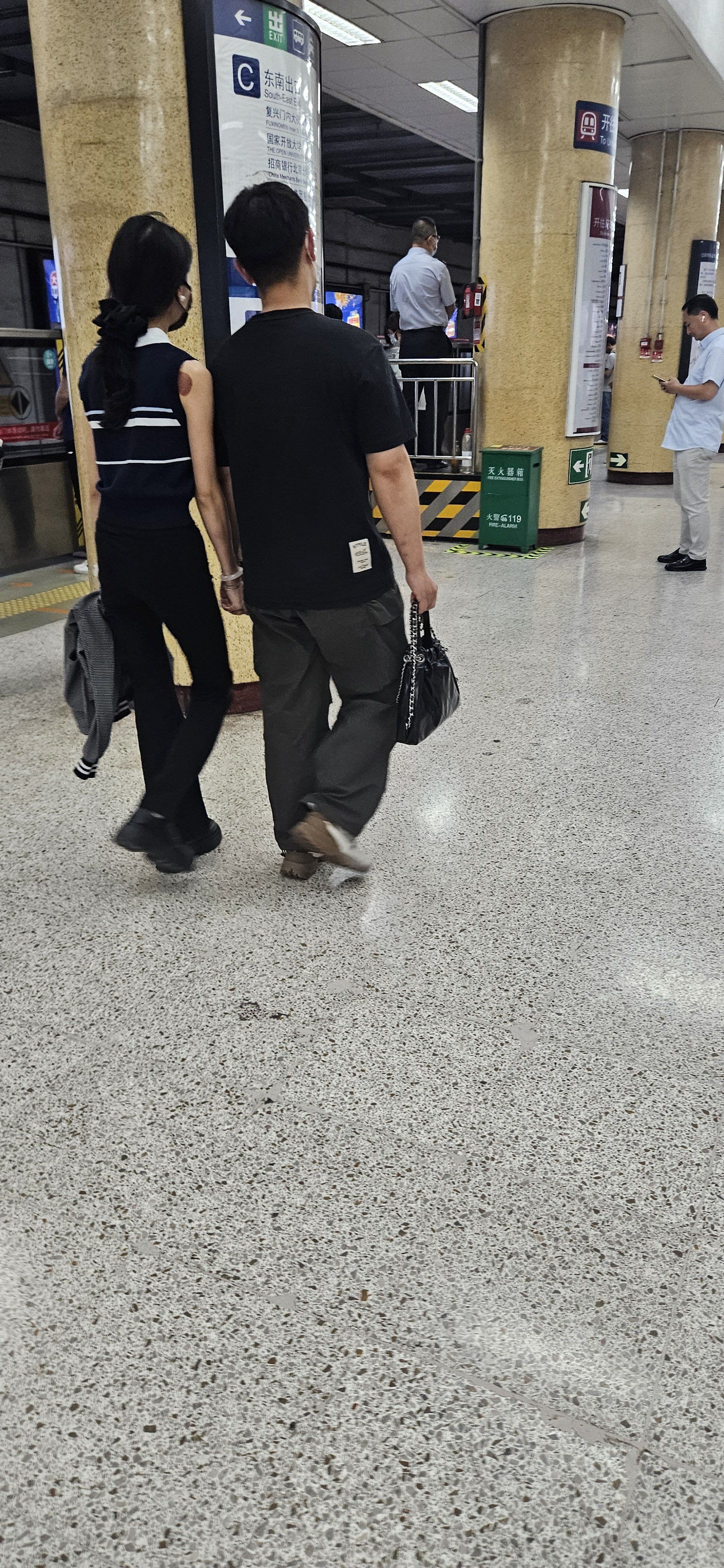 黑衣小情侣