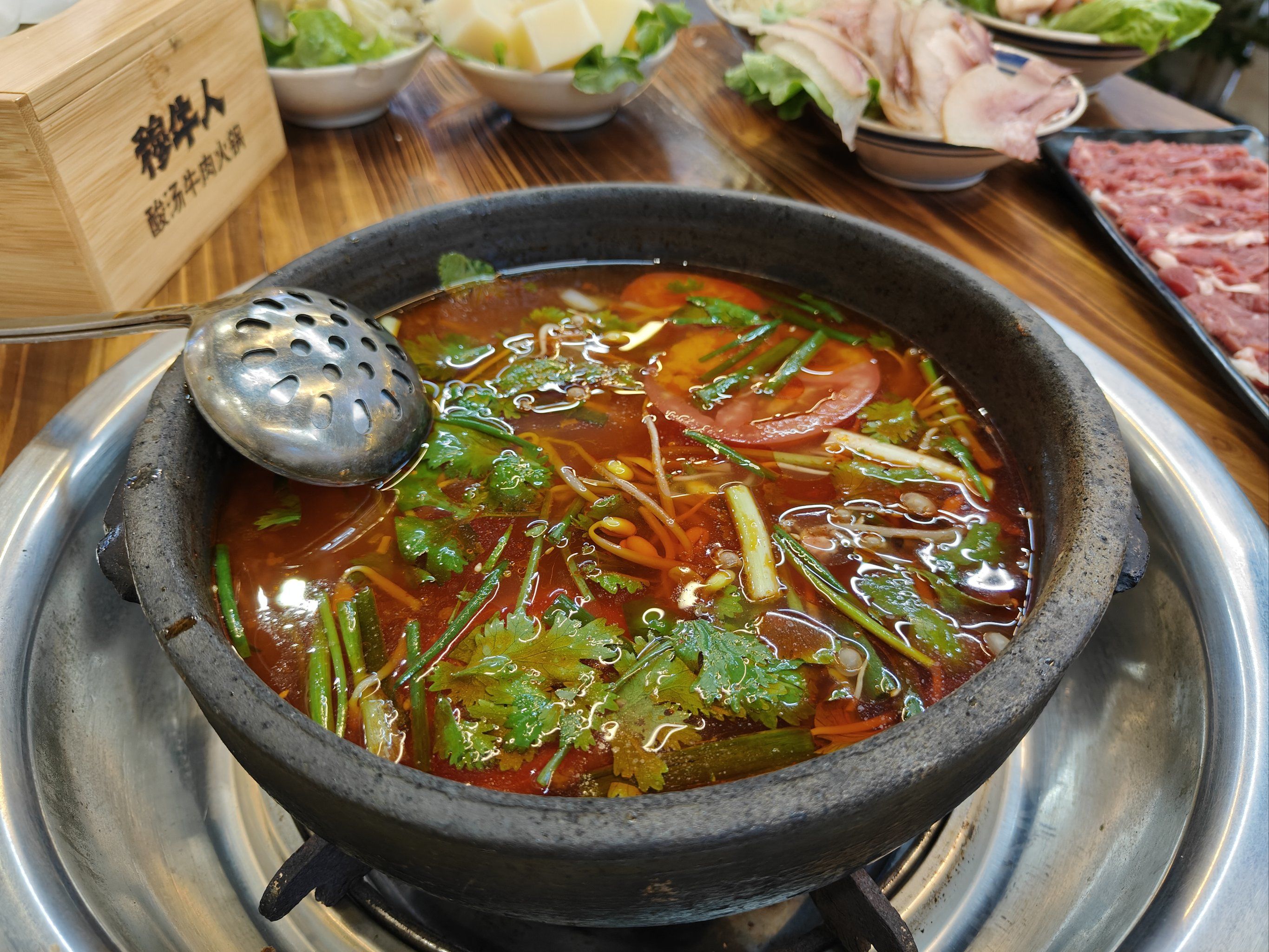 酸汤火锅的温暖,吃出幸福感