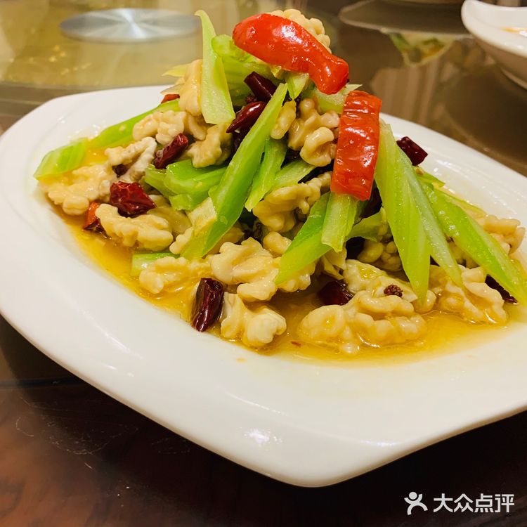 猪耳朵，牛头肉，凉粉，都不错，西湖牛肉羹，肚丝汤