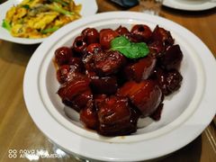 酱肉烧红蘑-山楂树融合菜餐厅