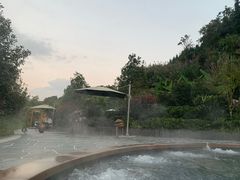 -腾冲洞山温泉村