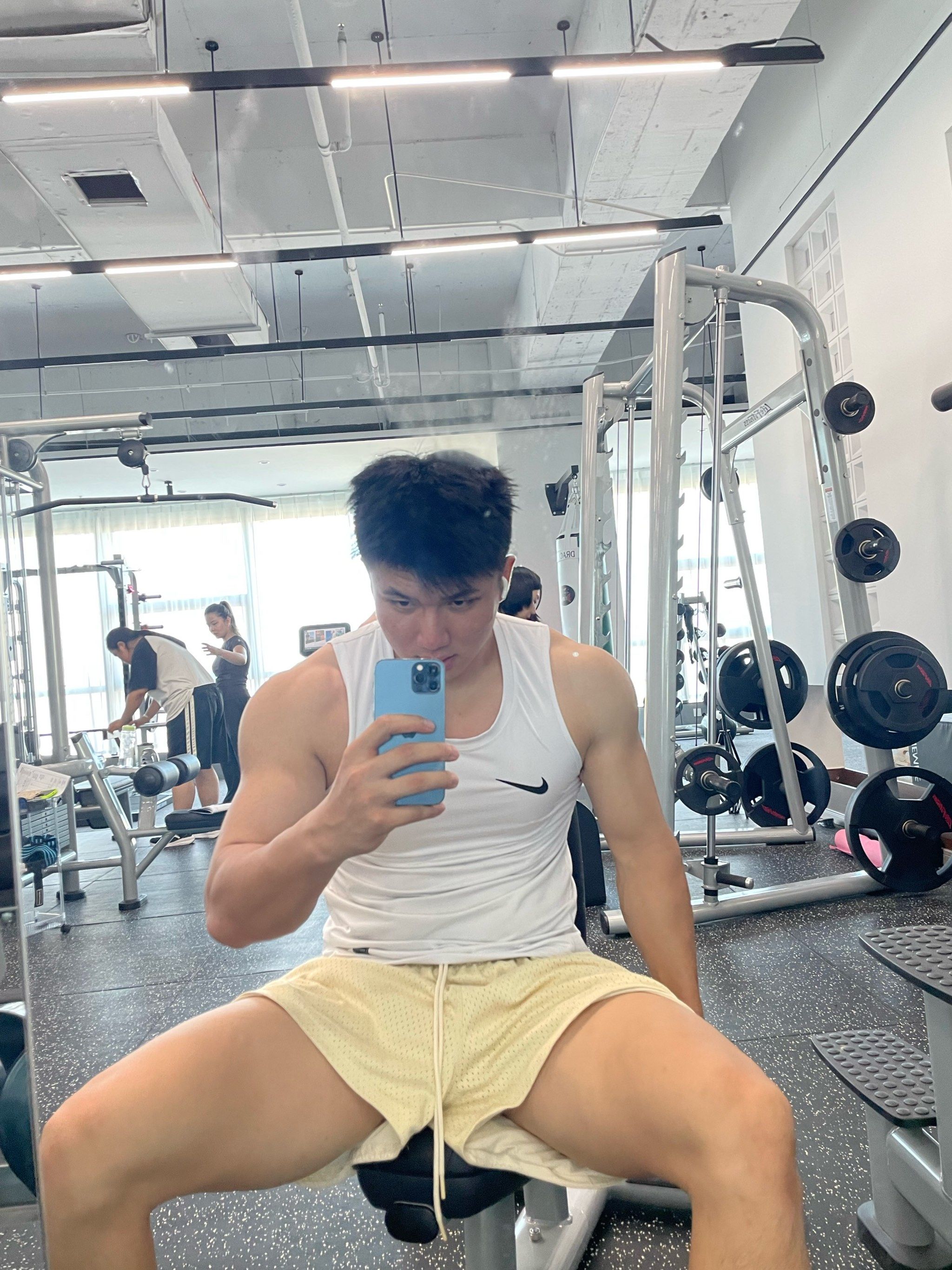 小肌肉男孩秀肌肉