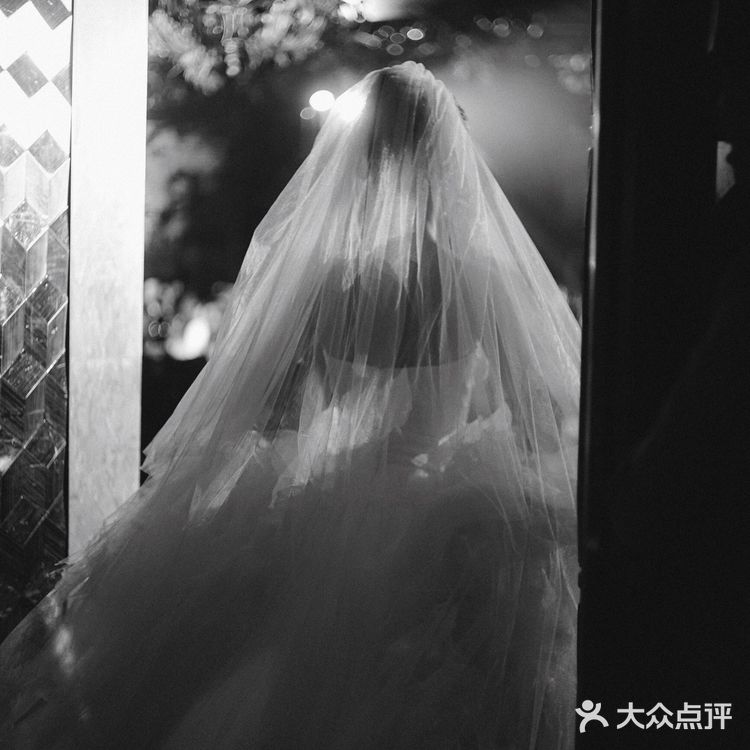 一款立体造型的白色大主纱