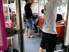 路上拍到的潮男，衣服后面有根长飘带-顺记冰室(宝华路店)
