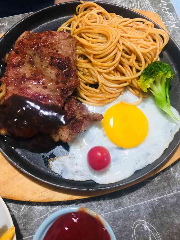 初客牛排(恒盛店)-"昨天下午下了班和同事一起去的,位置还挺好.