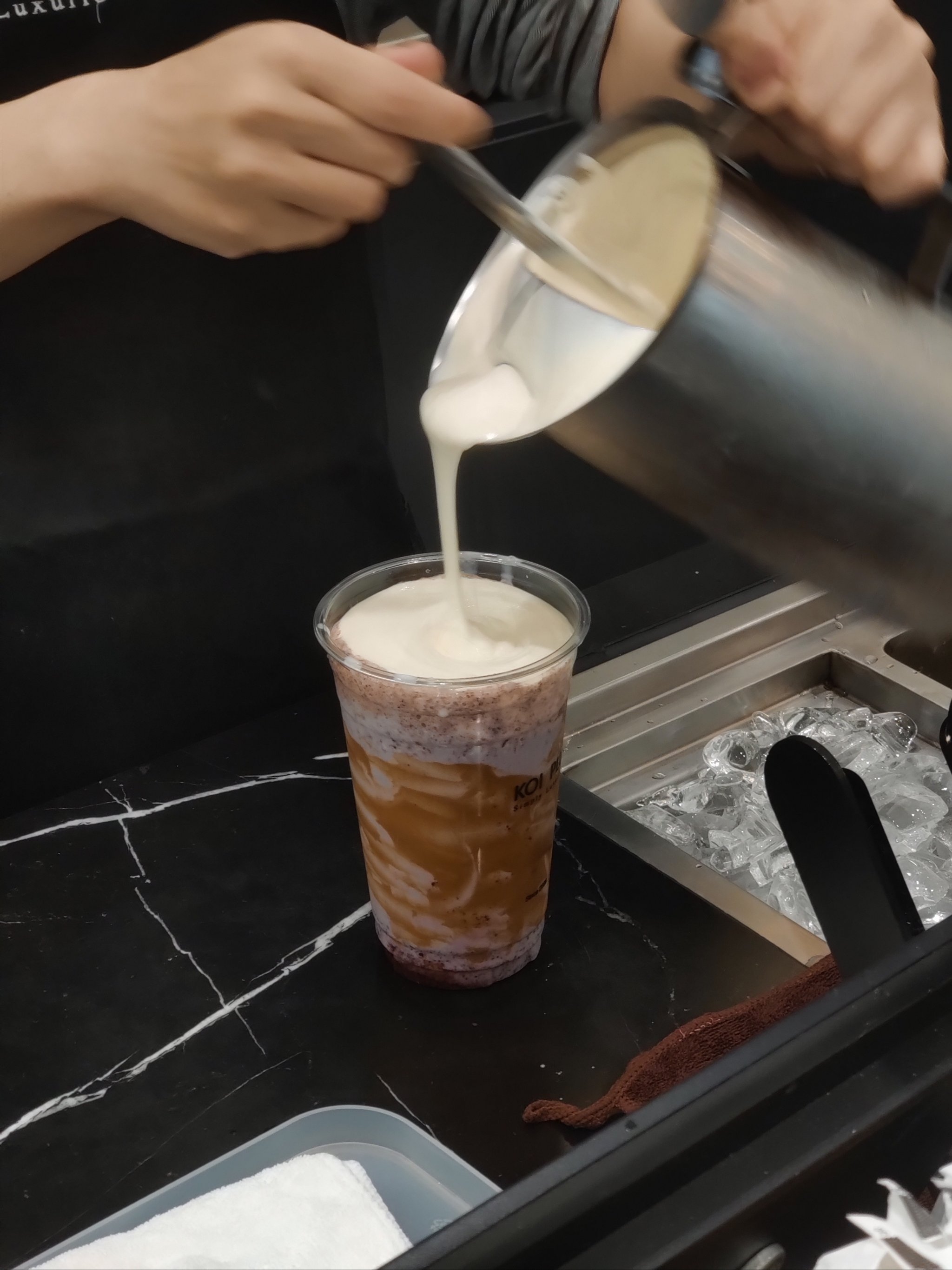 男生喝奶茶图片真实图片