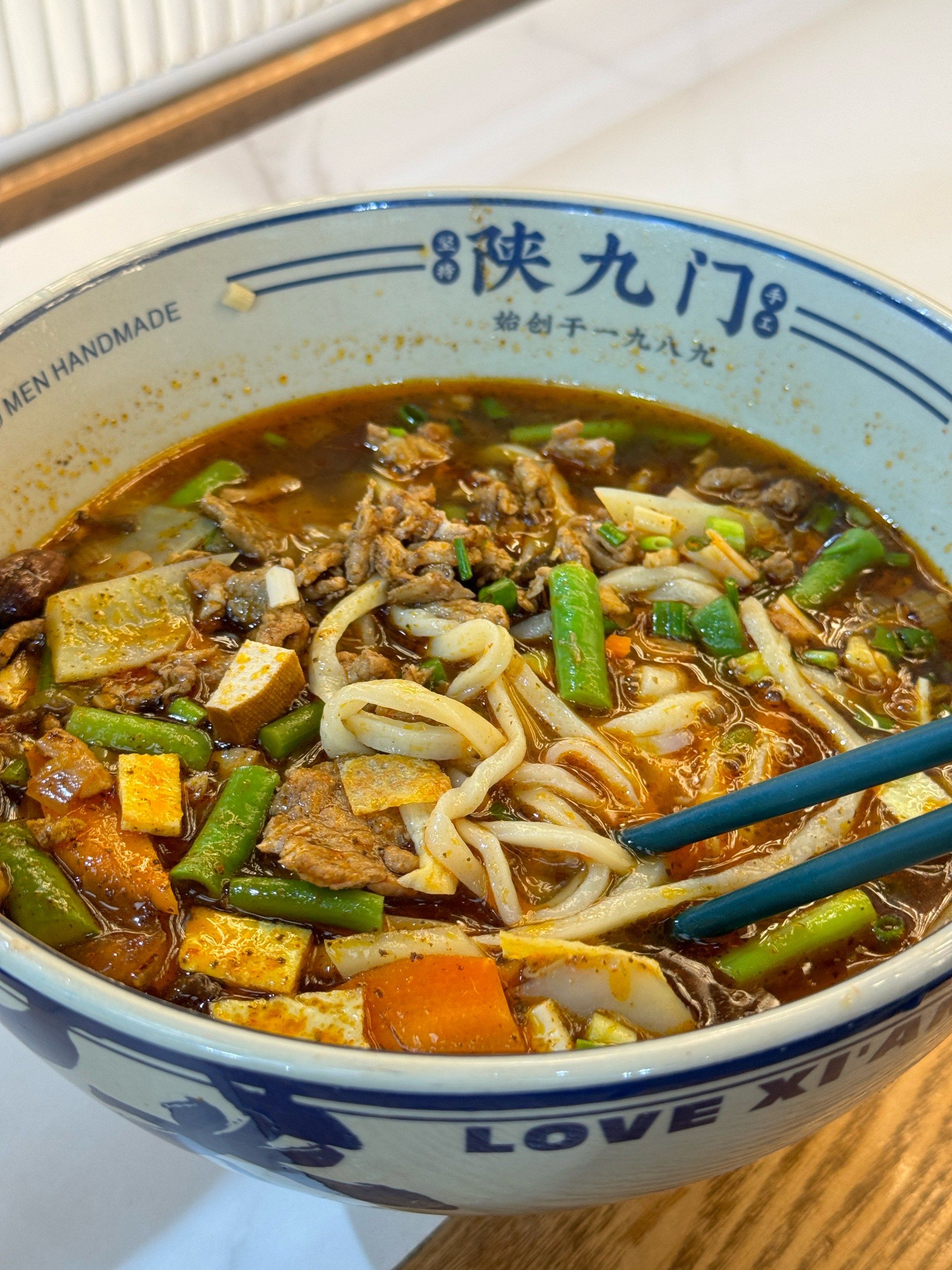 「陕九门·手工面馆(恒隆店)」
在等面时,
看着可视橱窗里的师傅
