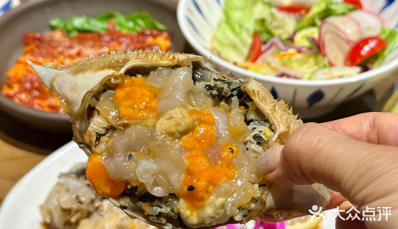 当韩国特色酱油蟹遇上烤肉 美味佳肴尽在此处