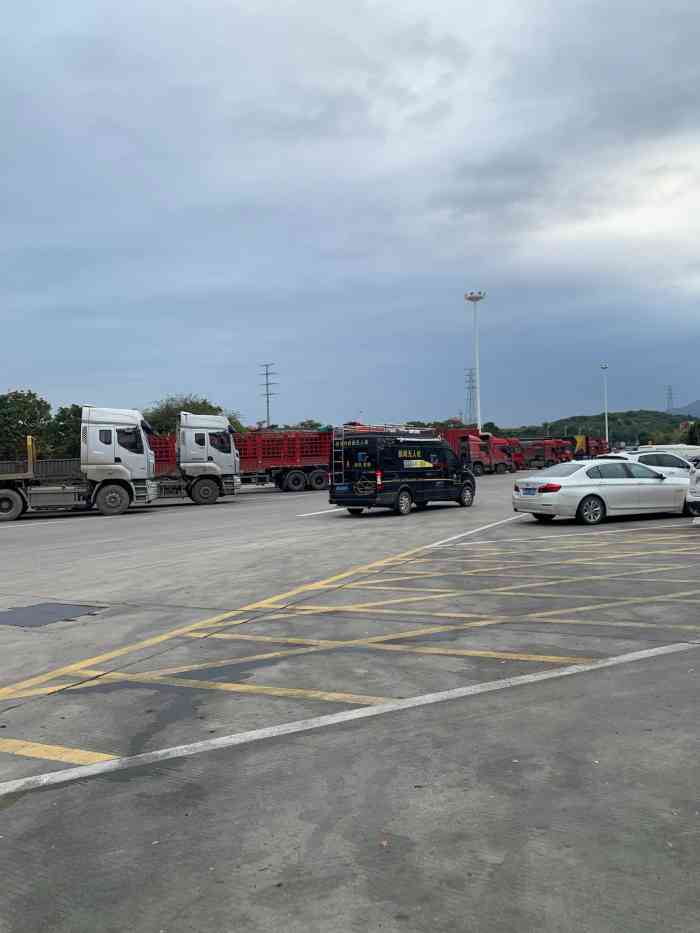 东进服务区-停车场-"一路好心情 还是不给差评的习惯 地方小了.