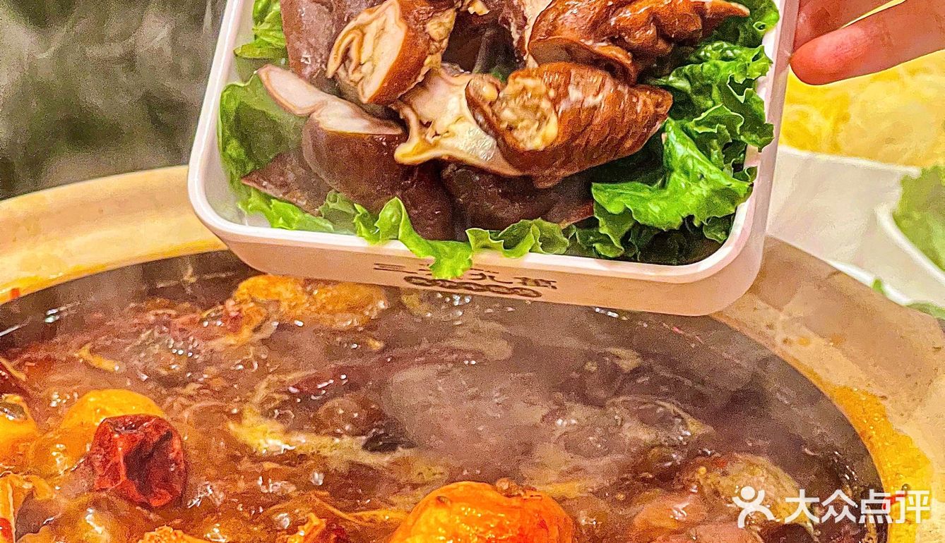 这朴实的牛杂煲肉都堆出来了…广州人这么能吃辣的吗⁉️  