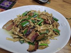 油焖竹笋炒烟熏肉-云海肴·汽锅鸡·云南代表菜(天山百盛优客店)