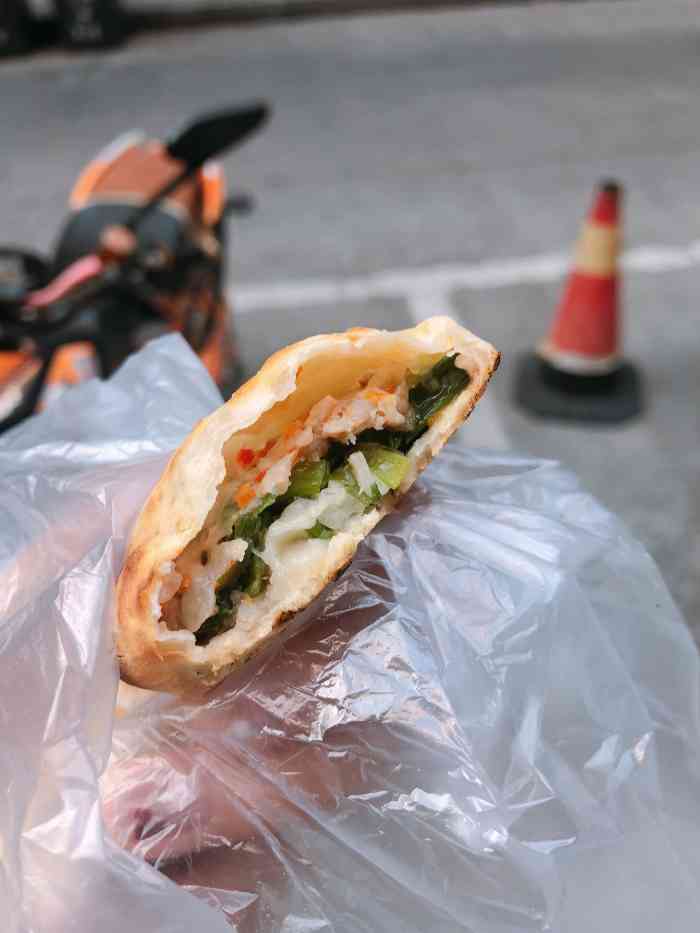 余记烤饼(龙游店)-"这几年小烤饼也涨价的厉害,但是架不住好吃.