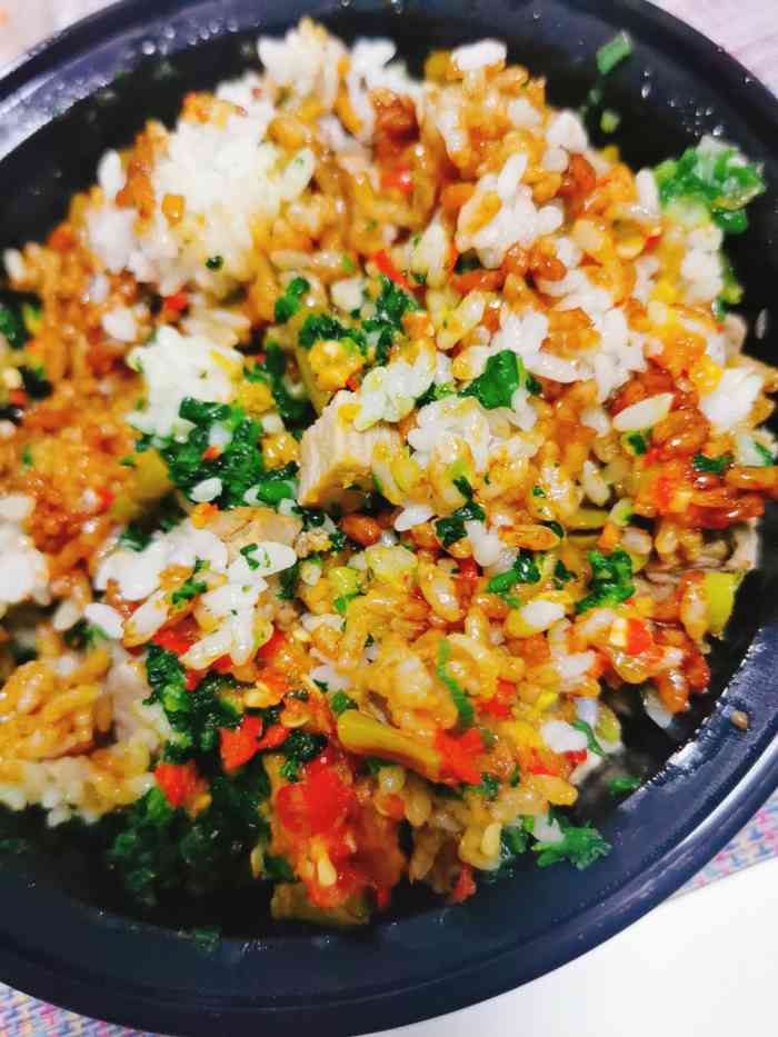 在吉祥街新开的黑金牛油拌饭里面有牛肉块豇豆碎末白萝卜咸蛋黄等等