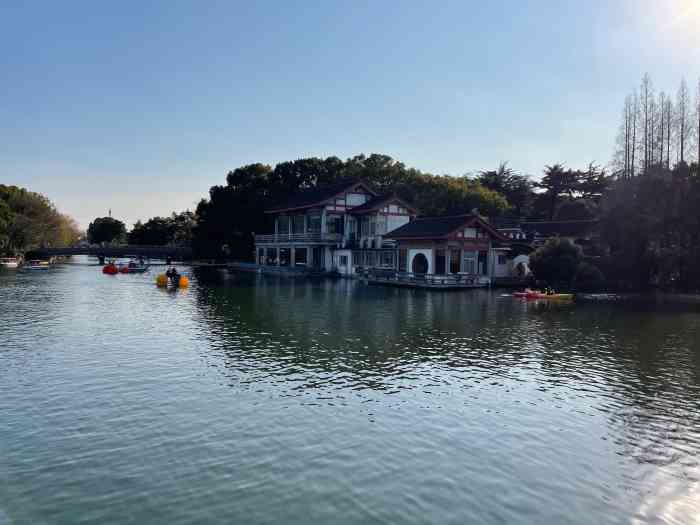 鸿运涵碧楼-"去的早,那种户外的餐厅很古色古香,旁边就.