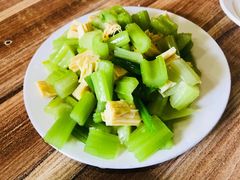 芹菜腐竹-宝瑞门钉肉饼店