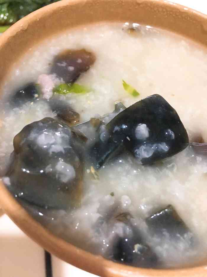 到店之后老板说叫外卖自提更划算,果然,皮蛋鸡丝粥才7元,一大碗了