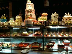 面包甜点陈列柜-富力希尔顿酒店·地阔自助餐厅