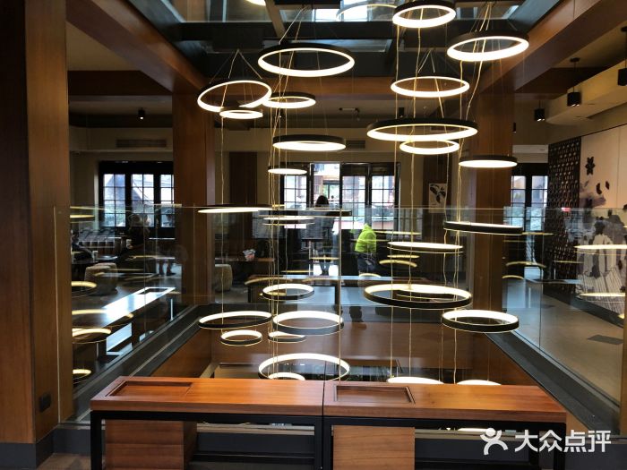 星巴克臻选(成都宽窄巷子店)大堂图片