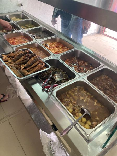 0 在龙海小镇一家快餐店,很好吃,12个菜任意选,俩肉俩素,17元一份