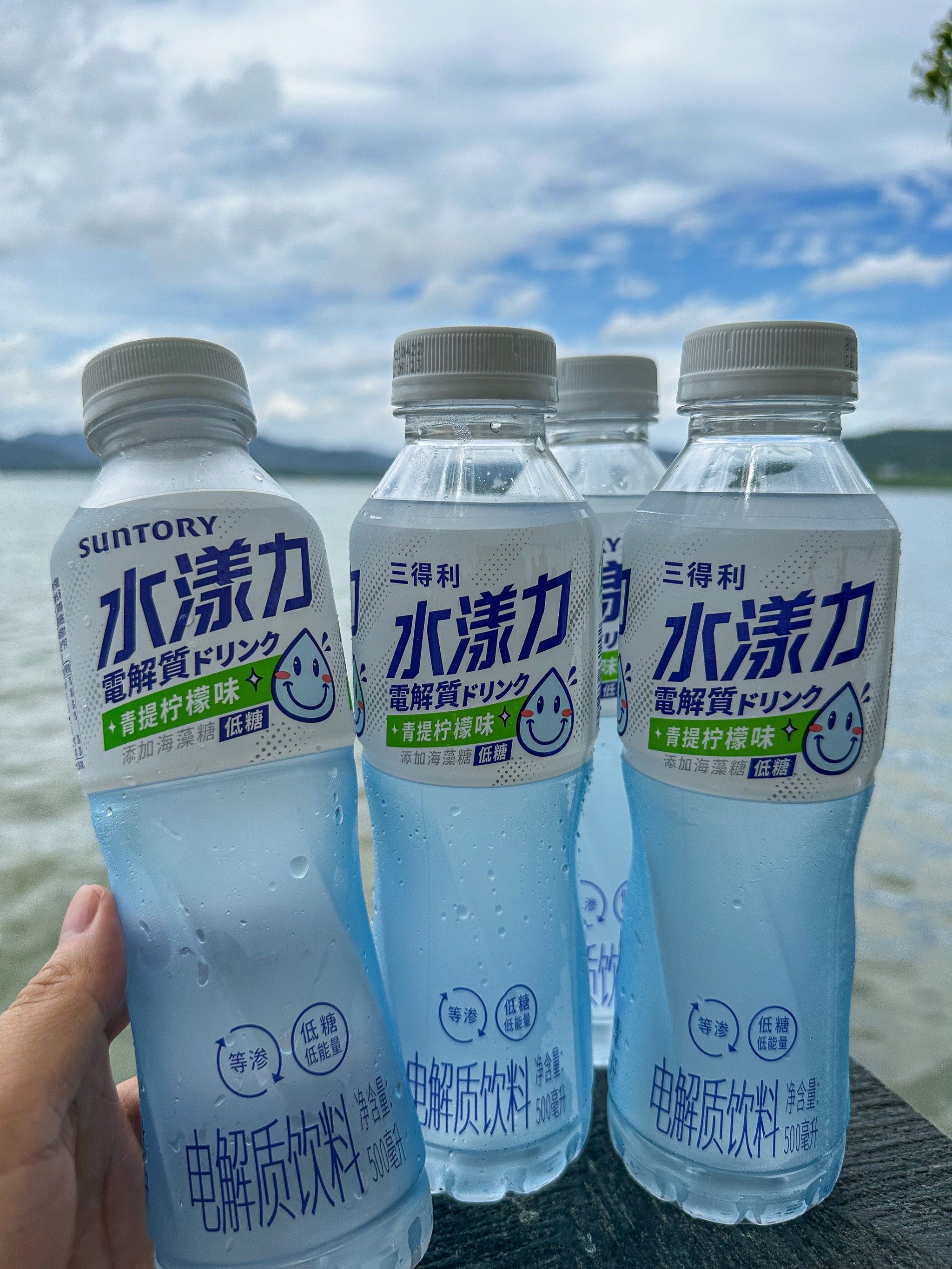 畅快淋漓挥汗的同时,一定要给身体及时补充水分,才能恢复正常活力