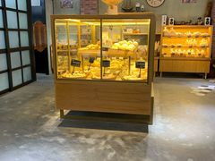 面包甜点陈列柜-啊噗吐呦现场烘焙(麦凯乐店)
