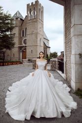 -派丽莫Pellimo原创设计婚纱品牌