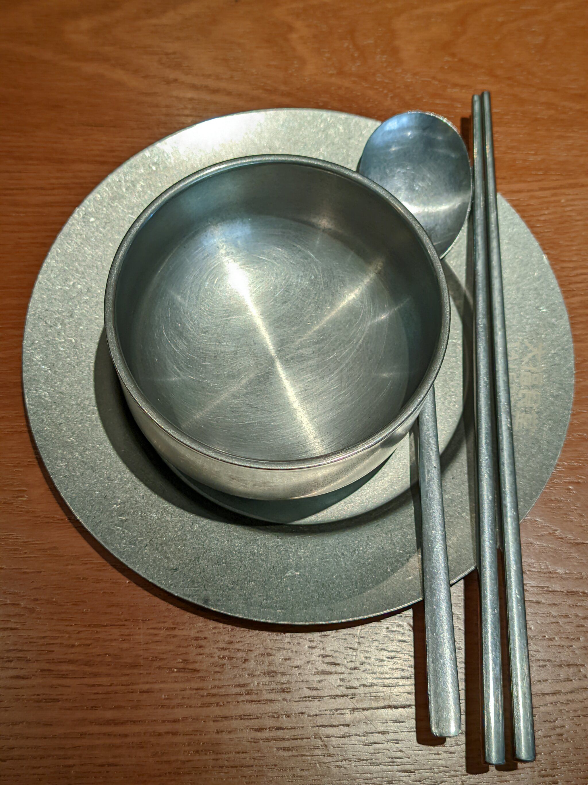 餐具都在桌上的一个篮子里面,看着挺干净的