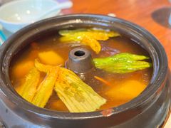 -菌自由丨野生菌火锅特色庭院餐厅(丽江古城店)