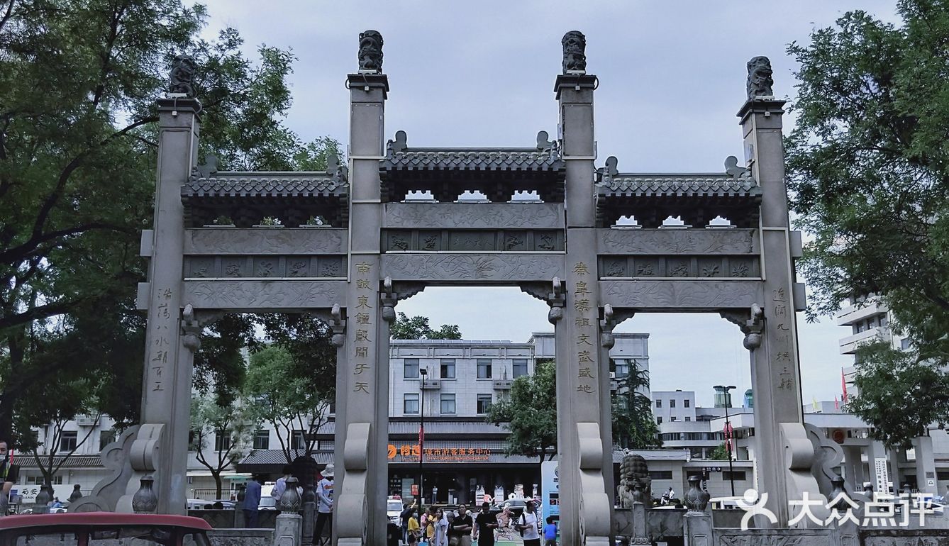 热闹的回坊风情街