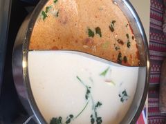 大虾冬阴功汤配椰奶鸡汤鸳鸯锅底-甘尼仕印度餐厅爵士酒吧(阳春巷店)