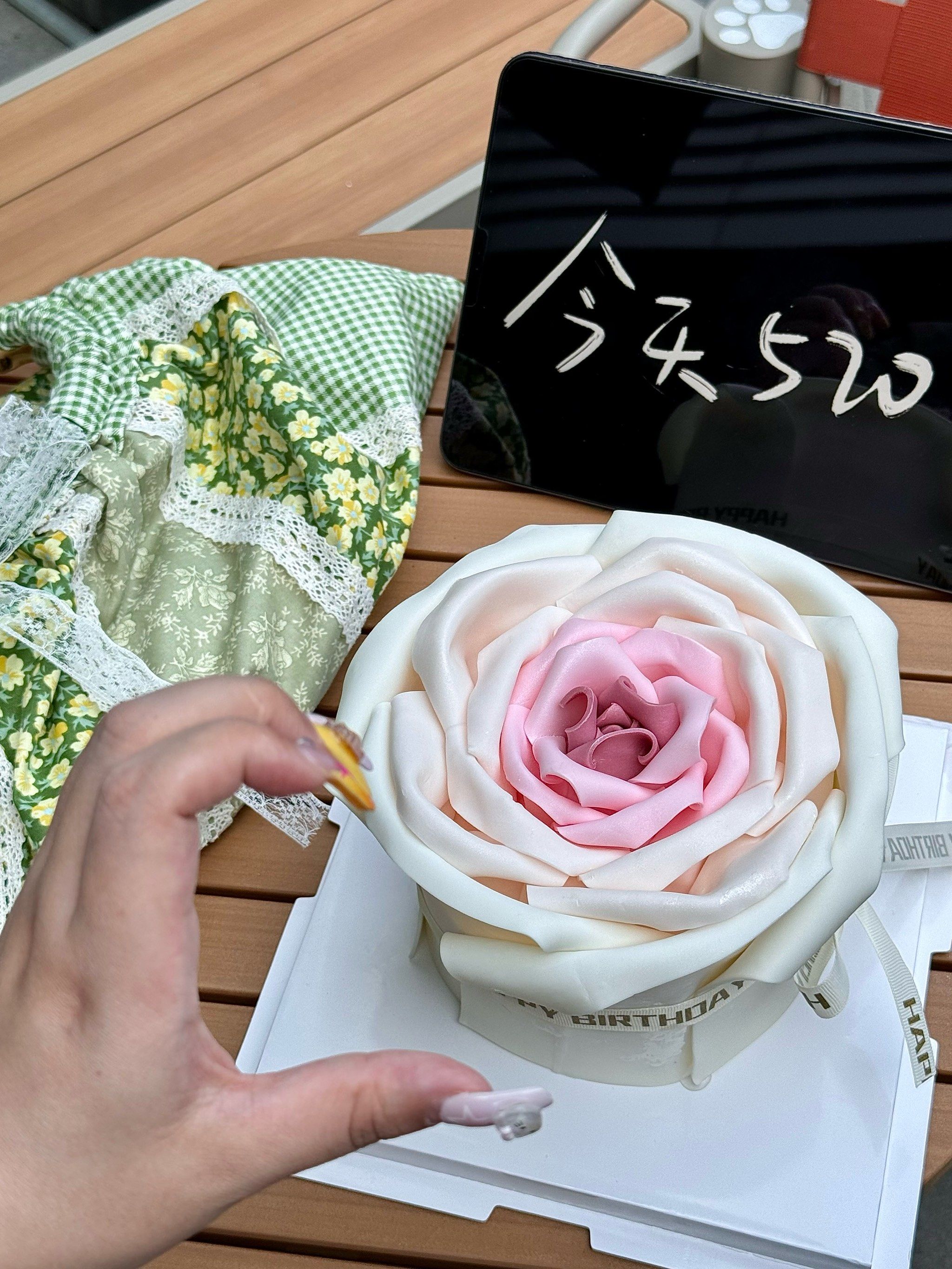 n玫瑰渐变色很精致根本舍不得吃[流泪]
里面是奥利奥 芒果夹心n
