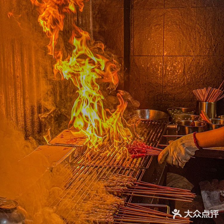 全国的烧烤都卷起来了 吃货的世界唯有美食不可辜负