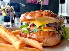 USDA烧牛肋眼片汉堡配美式薯条-WESTWOOD•落日餐厅•乐队演出(前海壹方汇店)