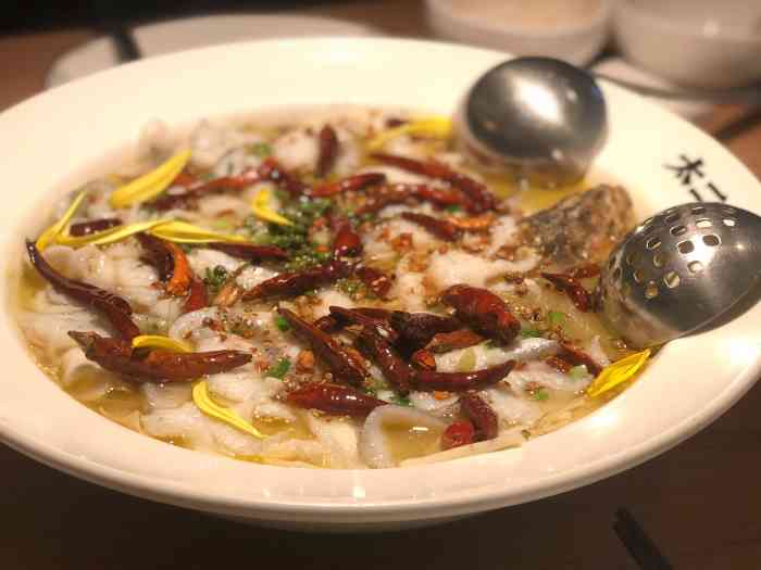 太二酸菜鱼(济南恒隆广场店)-"上菜的时候一大盆端上来,那个小帅哥