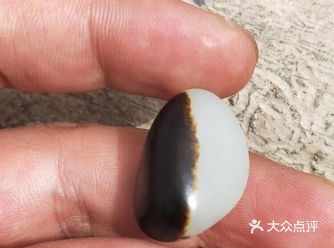 近年来，同样品质的籽料有无皮色价格差异巨大