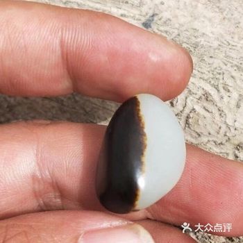 近年来，同样品质的籽料有无皮色价格差异巨大