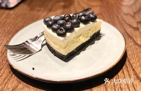Blueberry Yogurt Cheesecake