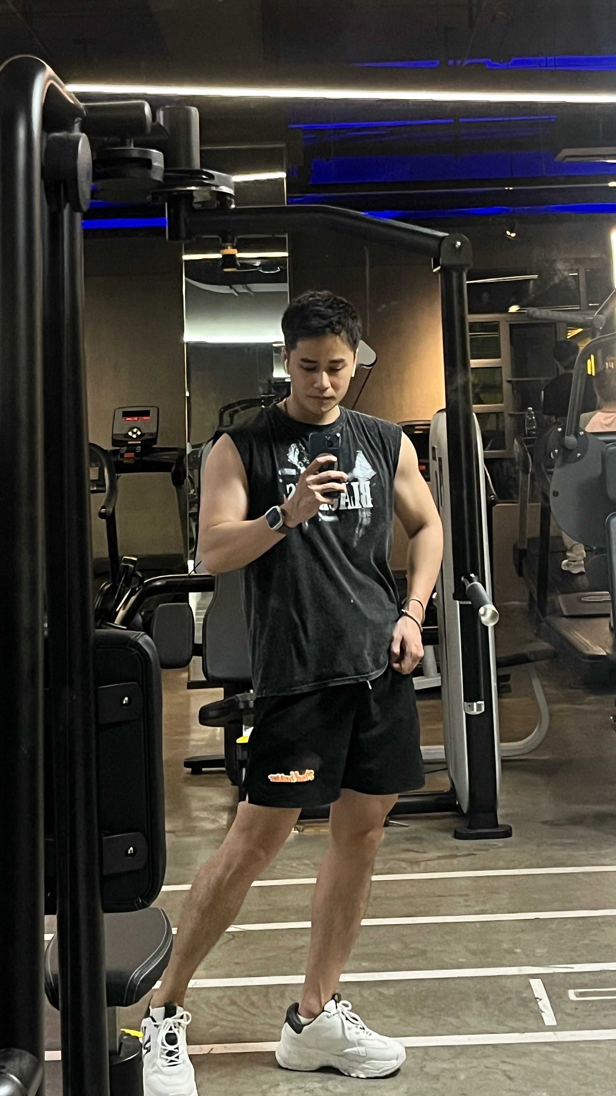 小肌肉男孩秀肌肉