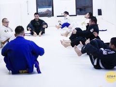 -菠萝格斗巴西柔术训练馆