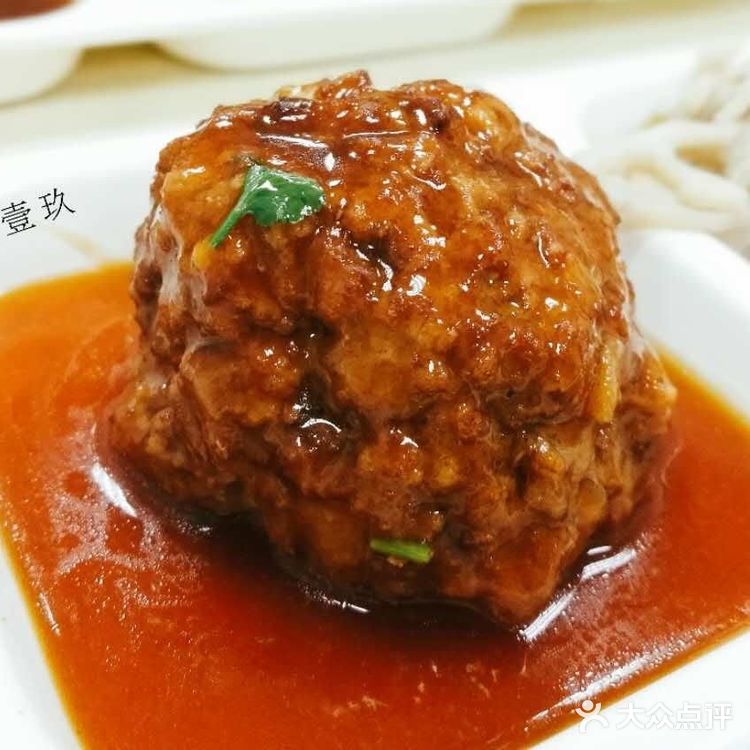 继续分享单位食堂美食，红烧狮子头是一道著名的淮扬名菜