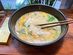-银米·云南传统过桥米线(双廊黑金冠店)