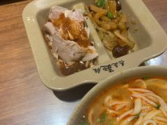 -亮亮面馆(经六路店)