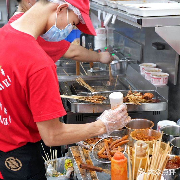 我在广场街边吃着炸串，这样吃的还不止我一个❗️